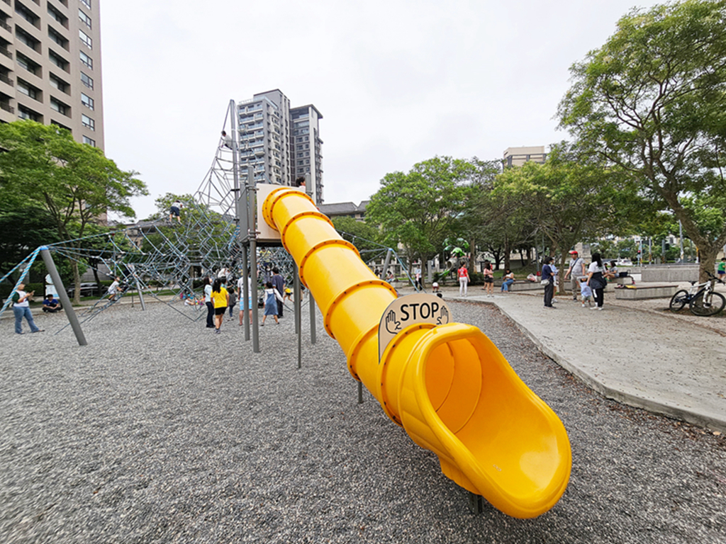 【新竹特色公園】黃色水管溜滑梯~竹北兒一公園|繩索攀爬網2.0|樹屋造型溜滑梯|體健區+溜冰場 - 第9張圖