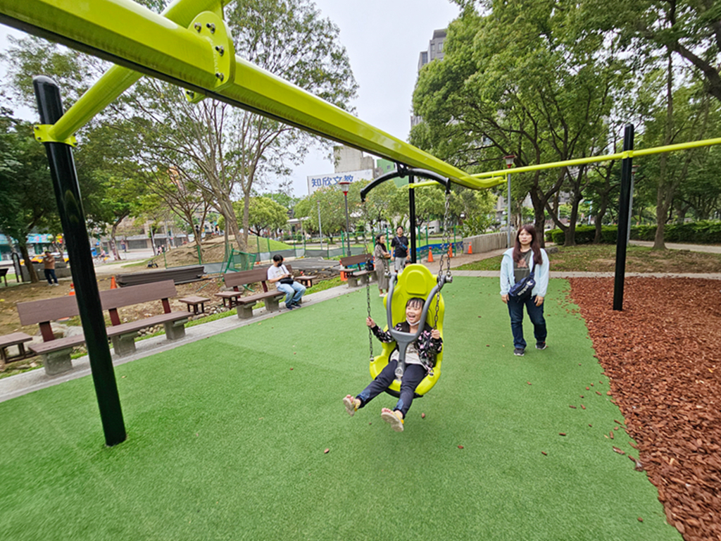 【新竹特色公園】藤蔓冒險遊戲場~竹北高鐵公二公園|雙層滑軌|攀爬吊環+攀爬網+垂直繩梯 - 第9張圖