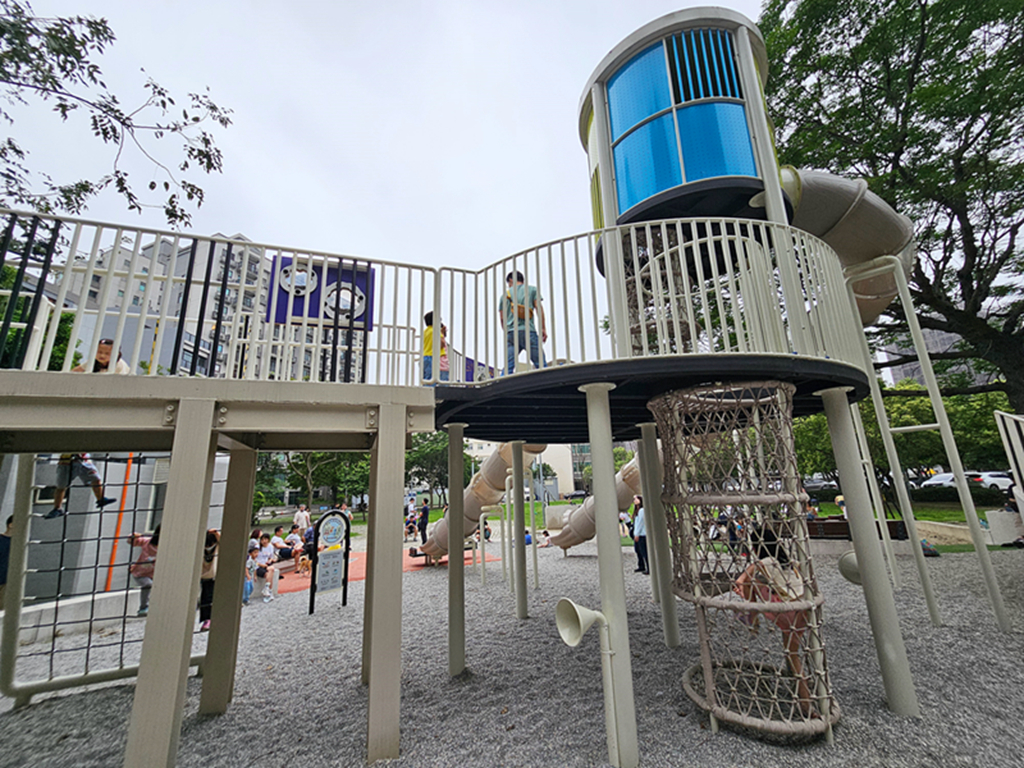 【新竹特色公園】音符遊戲場~竹北高鐵公兒十一公園|透明雙水管溜滑梯|攀爬挑戰區|沙坑&休息區 - 第9張圖
