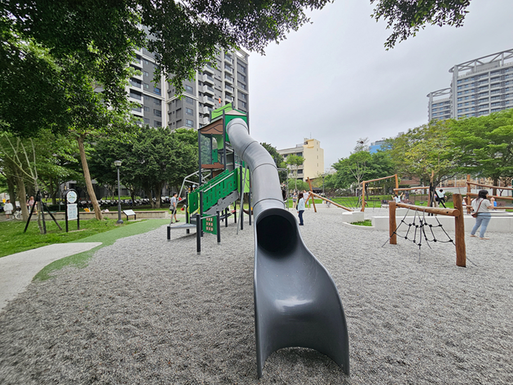 【新竹特色公園】傑克小路遊戲場~竹北高鐵兒九公園|魔豆高塔|原木攀爬架區|幼童遊戲區&體健設施 - 第9張圖