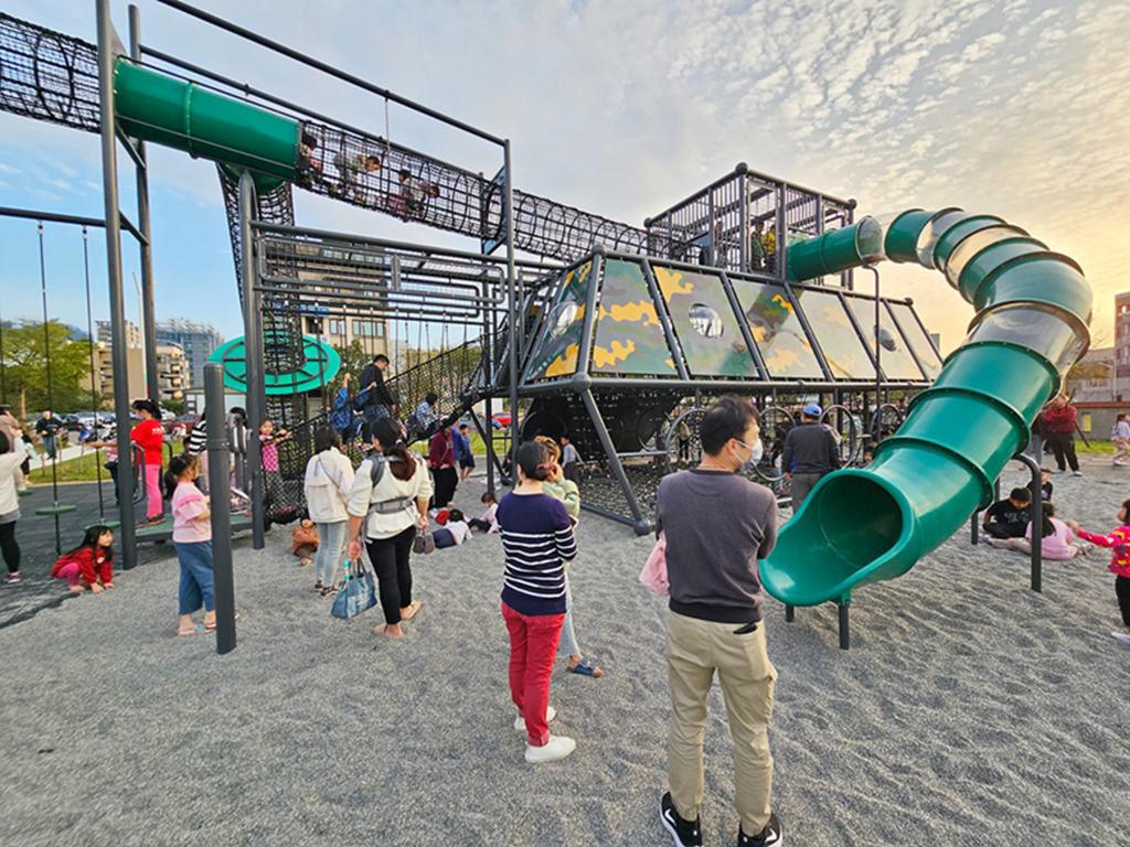 【新竹特色公園】戰車造型冒險塔~公五特色公園|體能挑戰 × 滑步車道 × 盪鞦韆|湖口親子放電新基地| - 第9張圖