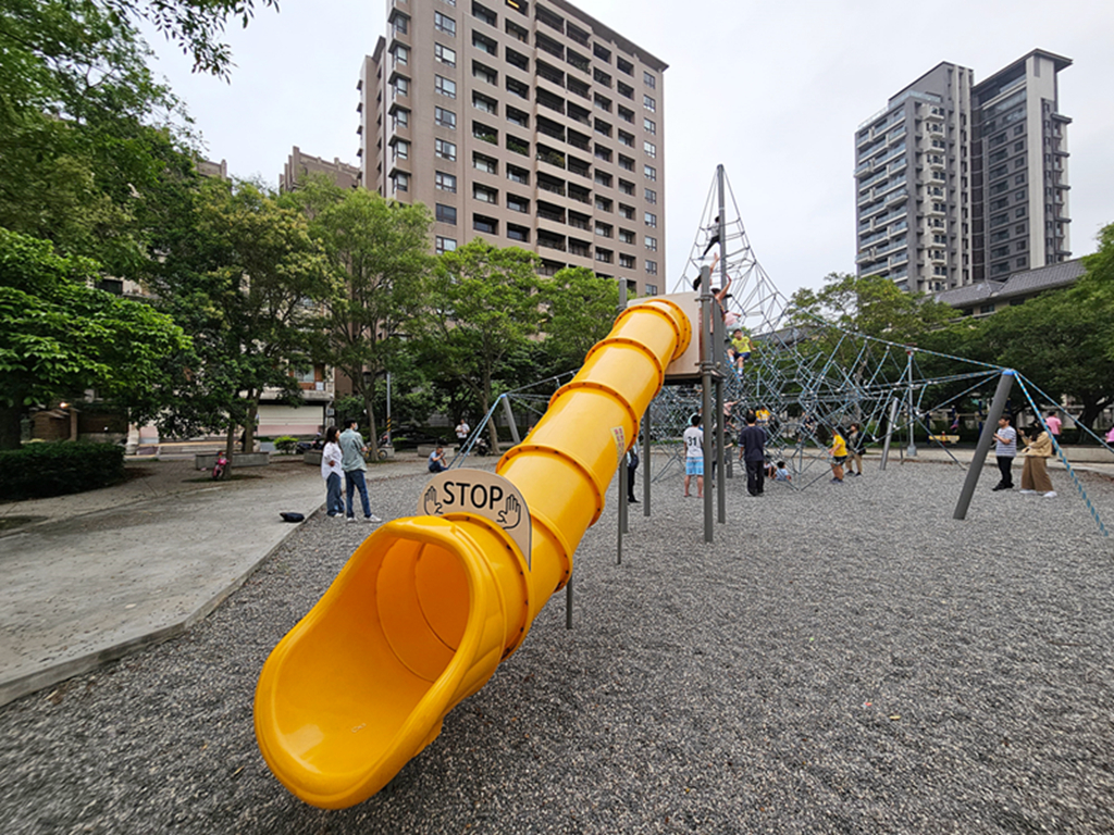 【新竹特色公園】黃色水管溜滑梯~竹北兒一公園|繩索攀爬網2.0|樹屋造型溜滑梯|體健區+溜冰場 - 第10張圖