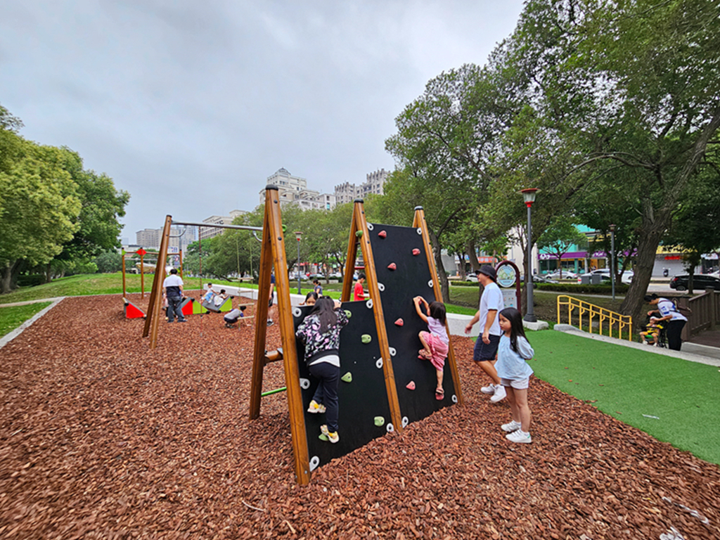 【新竹特色公園】藤蔓冒險遊戲場~竹北高鐵公二公園|雙層滑軌|攀爬吊環+攀爬網+垂直繩梯 - 第10張圖