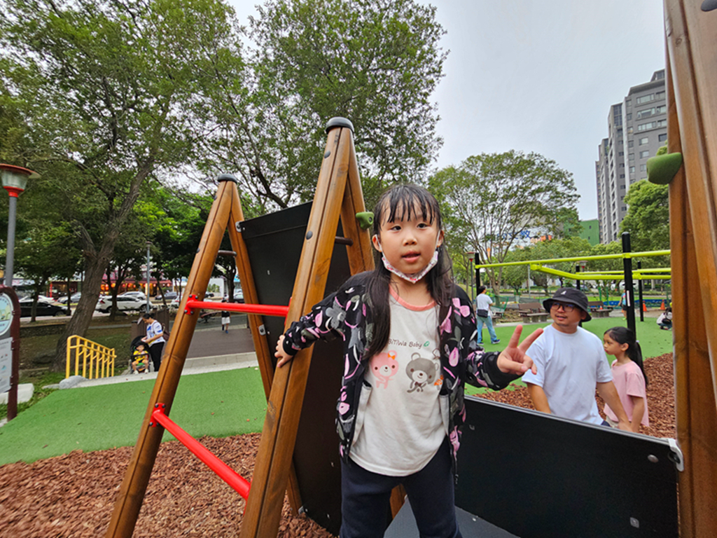 【新竹特色公園】藤蔓冒險遊戲場~竹北高鐵公二公園|雙層滑軌|攀爬吊環+攀爬網+垂直繩梯 - 第11張圖
