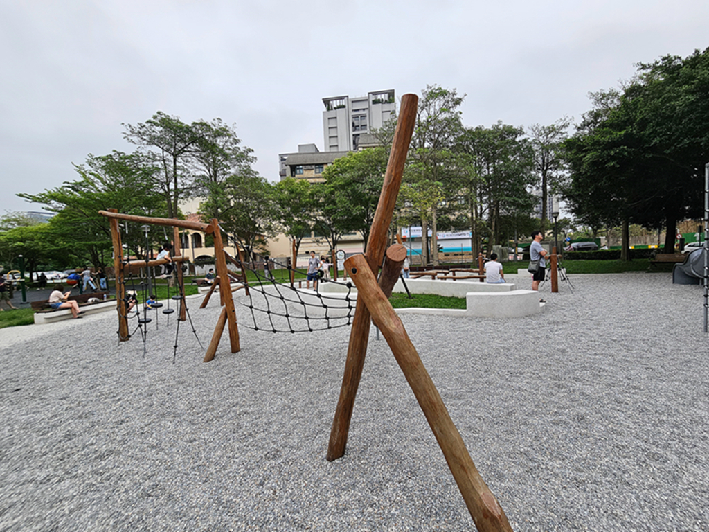 【新竹特色公園】傑克小路遊戲場~竹北高鐵兒九公園|魔豆高塔|原木攀爬架區|幼童遊戲區&體健設施 - 第11張圖