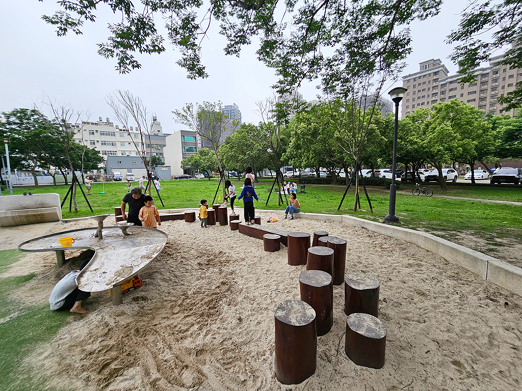 【新竹特色公園】音符遊戲場~竹北高鐵公兒十一公園|透明雙水管溜滑梯|攀爬挑戰區|沙坑&休息區 - 第12張圖