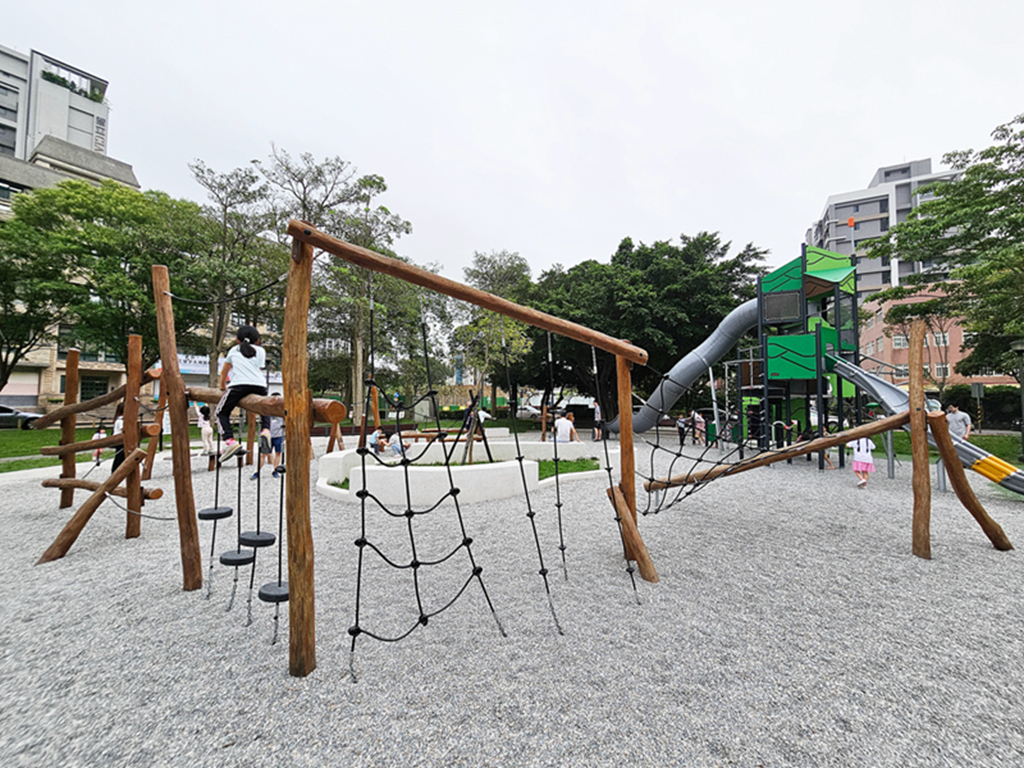 【新竹特色公園】傑克小路遊戲場~竹北高鐵兒九公園|魔豆高塔|原木攀爬架區|幼童遊戲區&體健設施 - 第12張圖