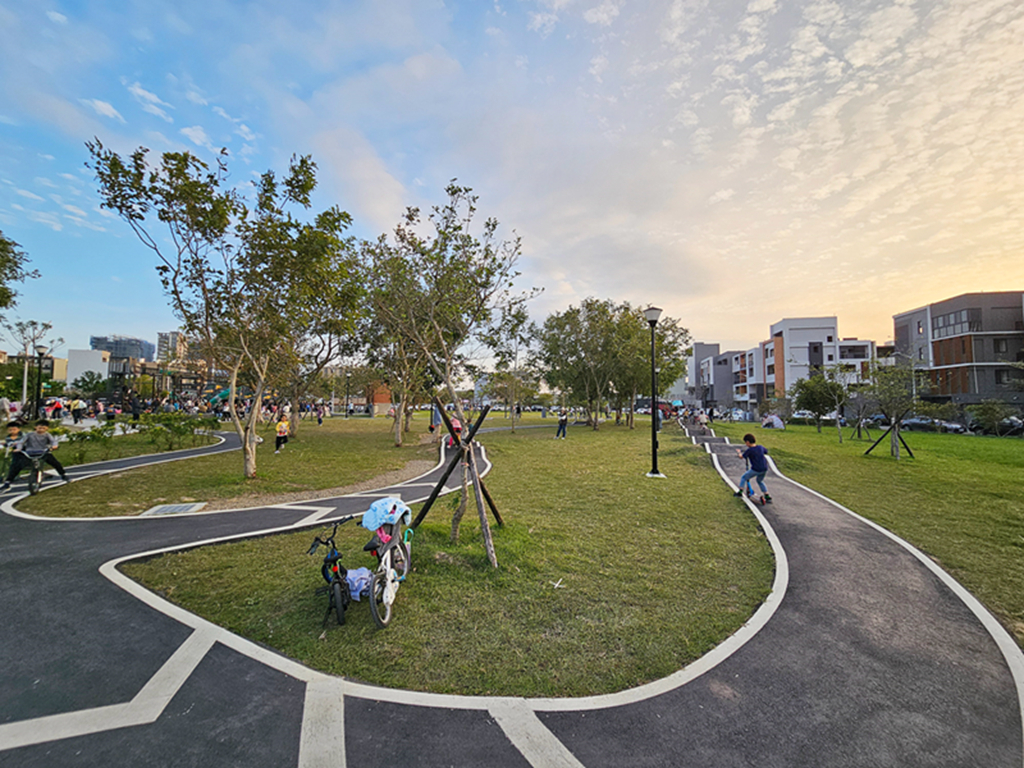 【新竹特色公園】戰車造型冒險塔~公五特色公園|體能挑戰 × 滑步車道 × 盪鞦韆|湖口親子放電新基地| - 第12張圖