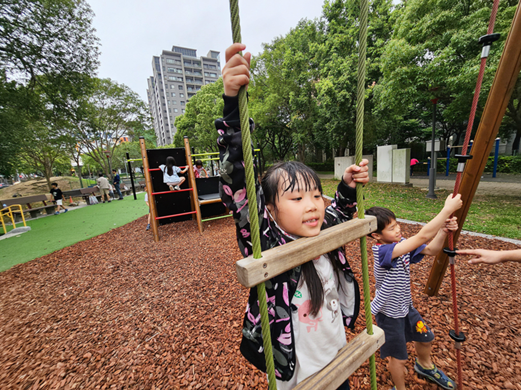 【新竹特色公園】藤蔓冒險遊戲場~竹北高鐵公二公園|雙層滑軌|攀爬吊環+攀爬網+垂直繩梯 - 第13張圖