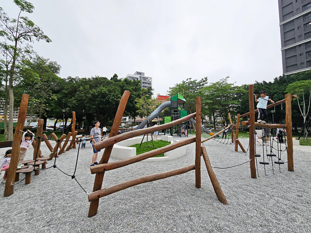 【新竹特色公園】傑克小路遊戲場~竹北高鐵兒九公園|魔豆高塔|原木攀爬架區|幼童遊戲區&體健設施 - 第13張圖