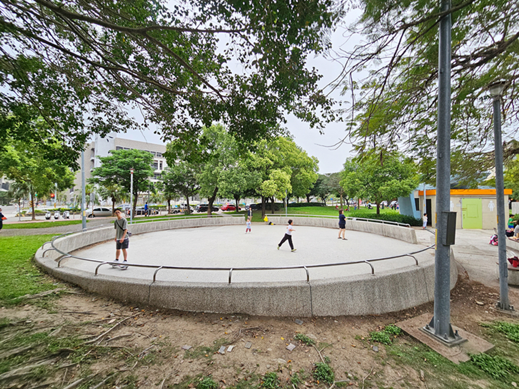 【新竹特色公園】黃色水管溜滑梯~竹北兒一公園|繩索攀爬網2.0|樹屋造型溜滑梯|體健區+溜冰場 - 第14張圖