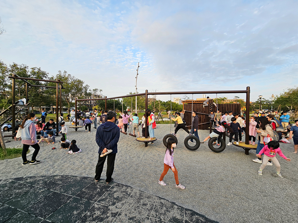 【新竹特色公園】戰車造型冒險塔~公五特色公園|體能挑戰 × 滑步車道 × 盪鞦韆|湖口親子放電新基地| - 第14張圖
