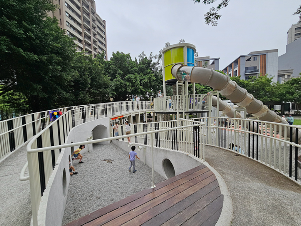 【新竹特色公園】音符遊戲場~竹北高鐵公兒十一公園|透明雙水管溜滑梯|攀爬挑戰區|沙坑&休息區 - 第15張圖