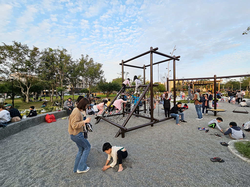 【新竹特色公園】戰車造型冒險塔~公五特色公園|體能挑戰 × 滑步車道 × 盪鞦韆|湖口親子放電新基地| - 第15張圖
