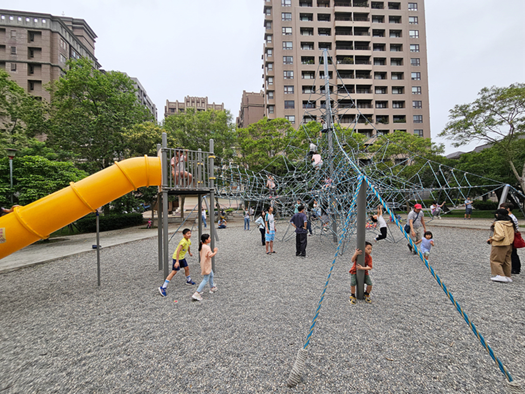 【新竹特色公園】黃色水管溜滑梯~竹北兒一公園|繩索攀爬網2.0|樹屋造型溜滑梯|體健區+溜冰場 - 第16張圖