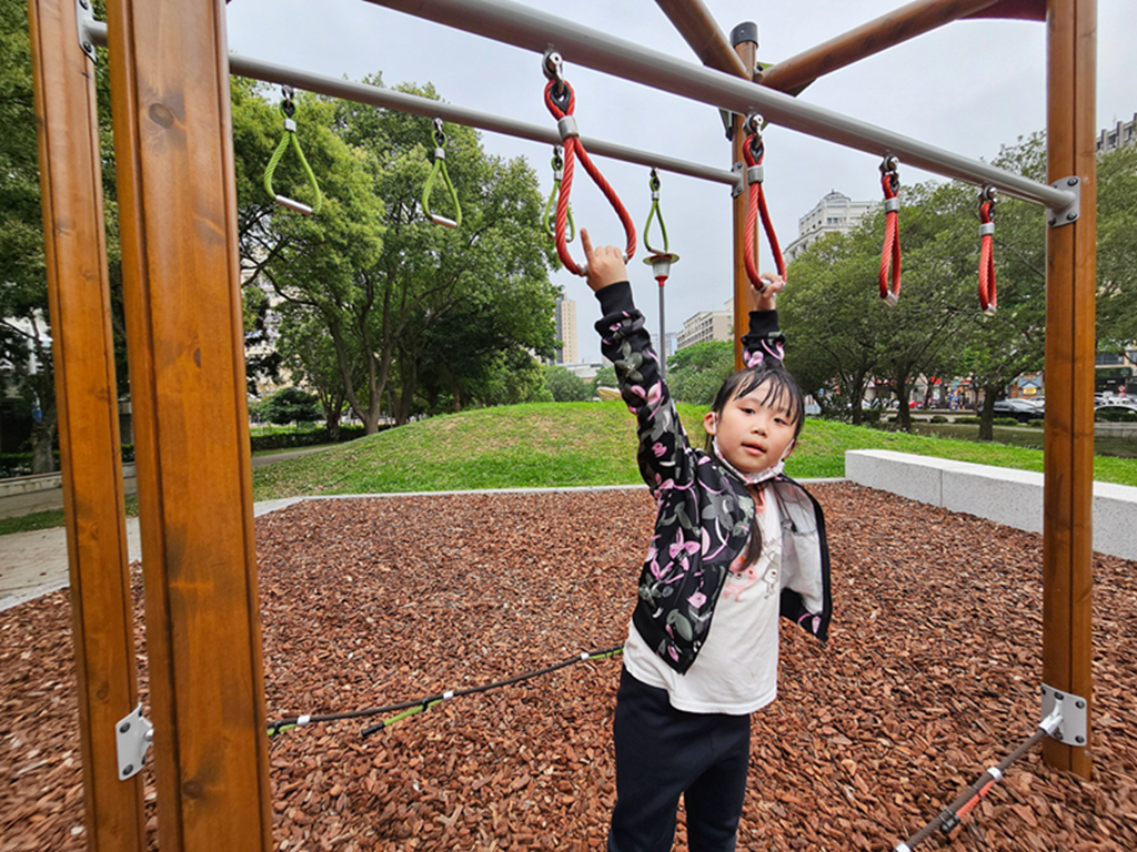 【新竹特色公園】藤蔓冒險遊戲場~竹北高鐵公二公園|雙層滑軌|攀爬吊環+攀爬網+垂直繩梯 - 第16張圖