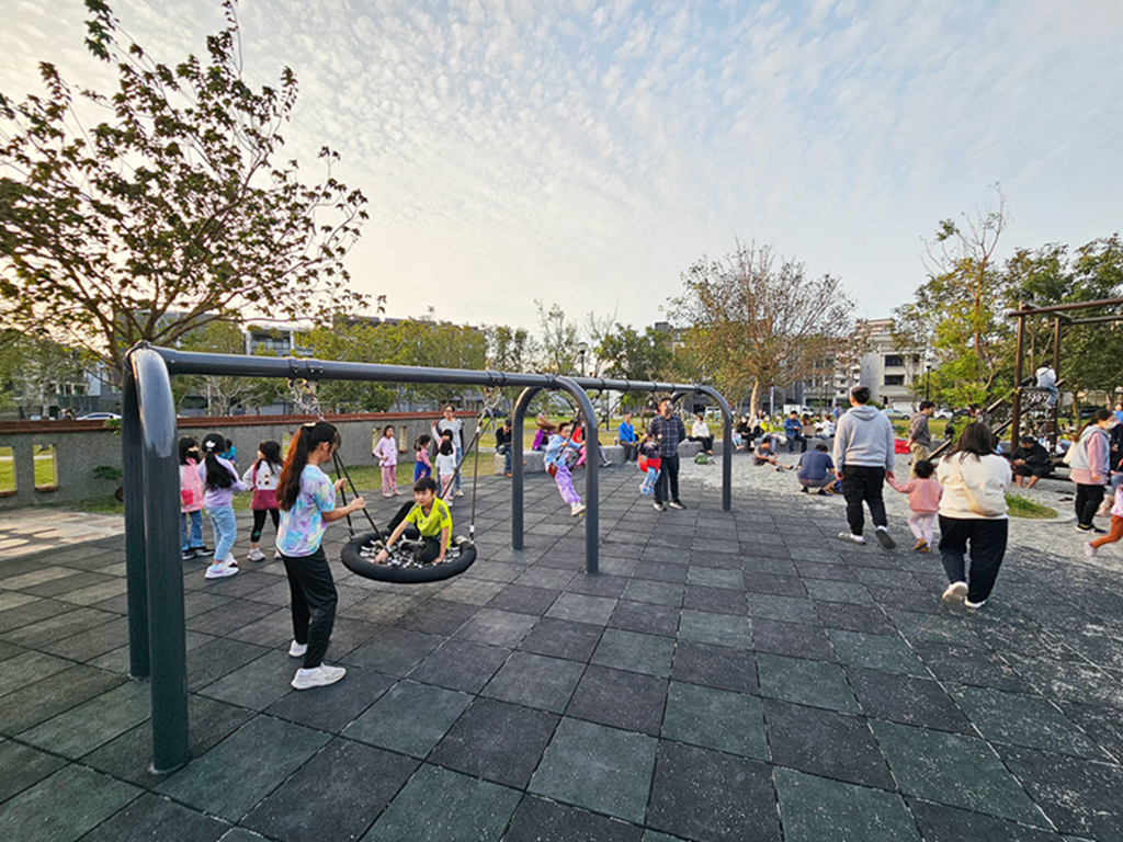 【新竹特色公園】戰車造型冒險塔~公五特色公園|體能挑戰 × 滑步車道 × 盪鞦韆|湖口親子放電新基地| - 第16張圖
