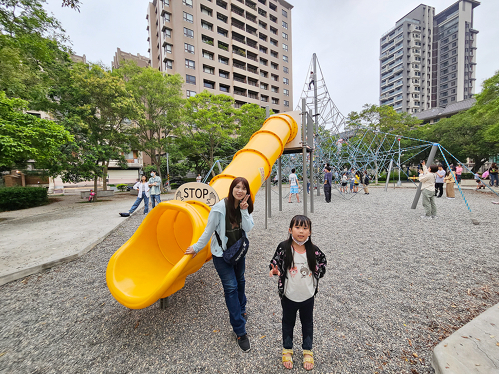 【新竹特色公園】黃色水管溜滑梯~竹北兒一公園|繩索攀爬網2.0|樹屋造型溜滑梯|體健區+溜冰場 - 第17張圖