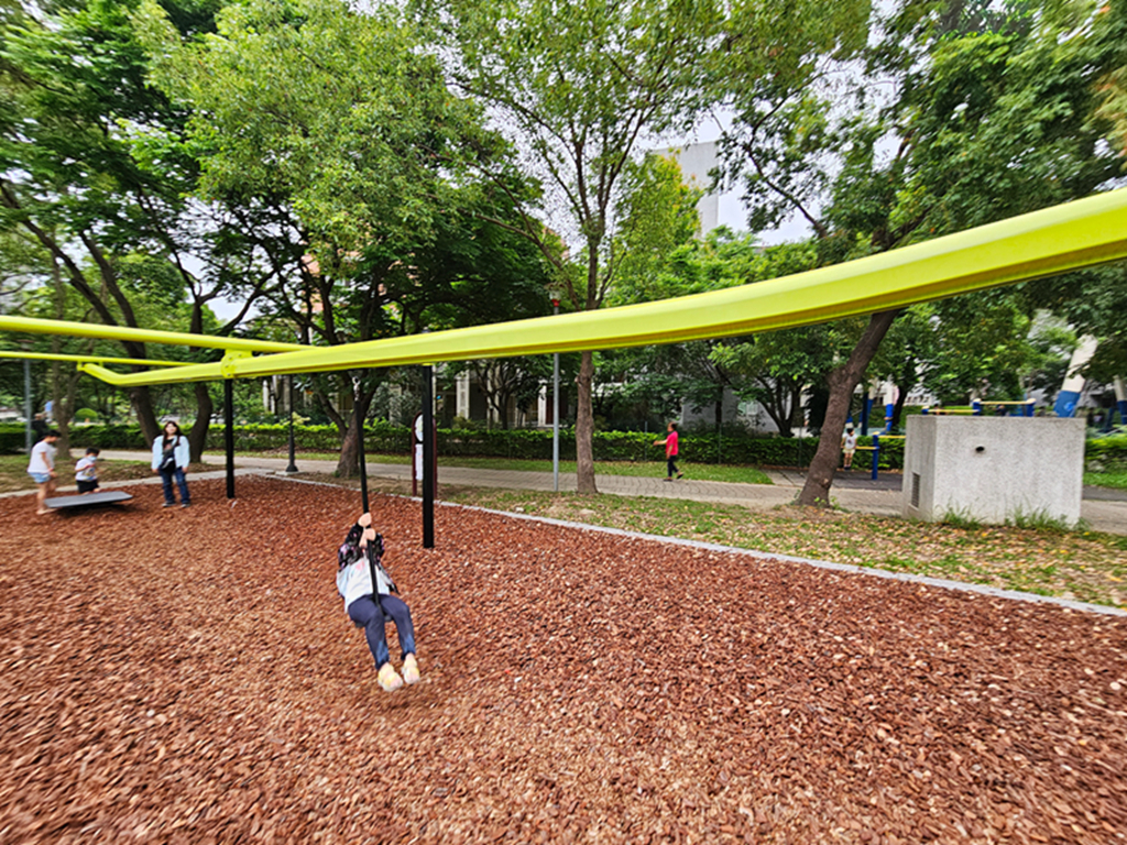 【新竹特色公園】藤蔓冒險遊戲場~竹北高鐵公二公園|雙層滑軌|攀爬吊環+攀爬網+垂直繩梯 - 第18張圖