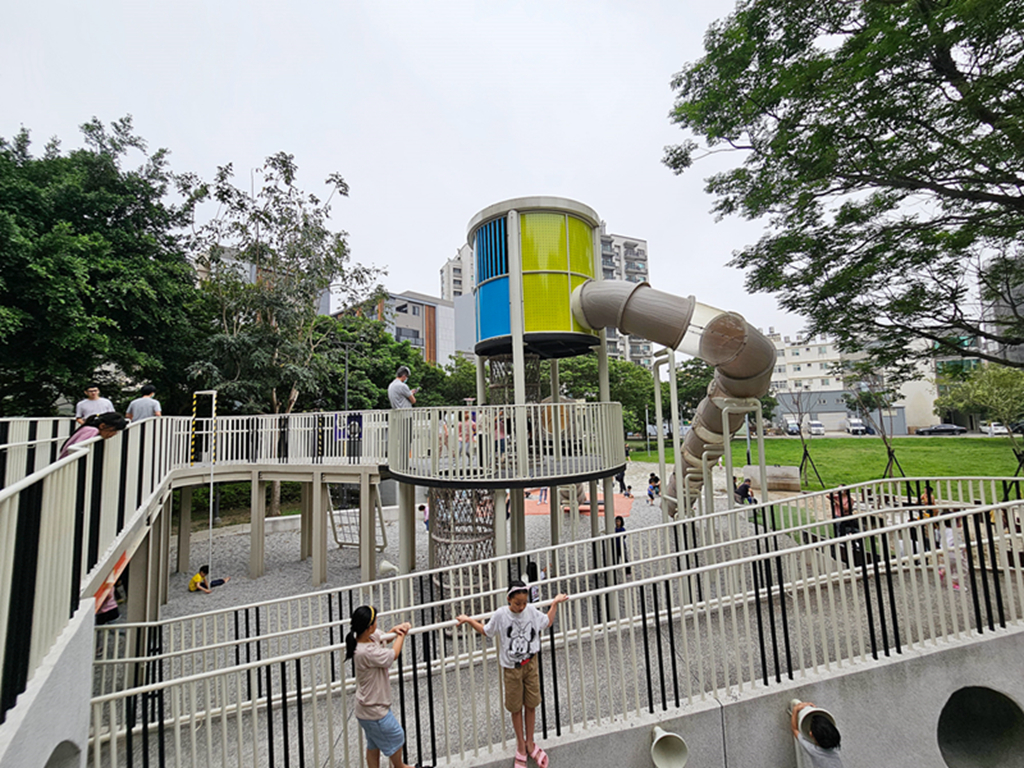 【新竹特色公園】音符遊戲場~竹北高鐵公兒十一公園|透明雙水管溜滑梯|攀爬挑戰區|沙坑&休息區 - 第18張圖
