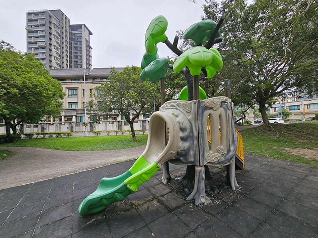 【新竹特色公園】黃色水管溜滑梯~竹北兒一公園|繩索攀爬網2.0|樹屋造型溜滑梯|體健區+溜冰場 - 第1張圖