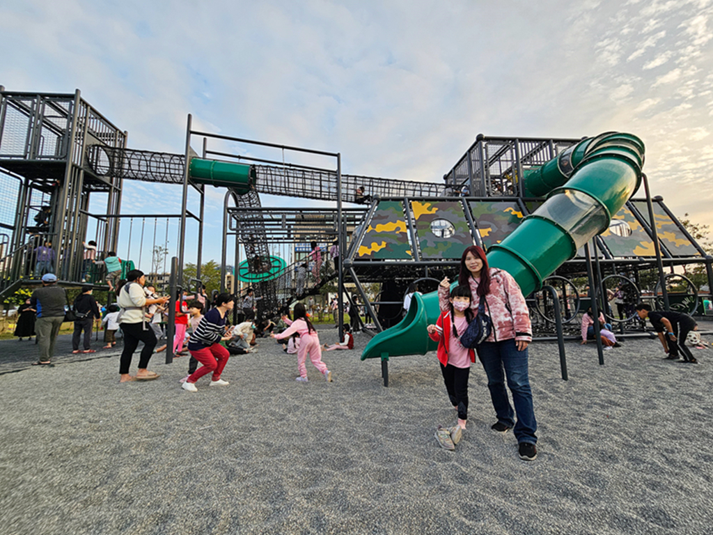 【新竹特色公園】戰車造型冒險塔~公五特色公園|體能挑戰 × 滑步車道 × 盪鞦韆|湖口親子放電新基地| - 第19張圖