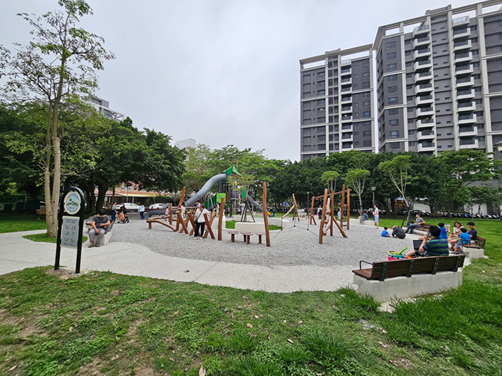 【新竹特色公園】傑克小路遊戲場~竹北高鐵兒九公園|魔豆高塔|原木攀爬架區|幼童遊戲區&體健設施 - 第20張圖