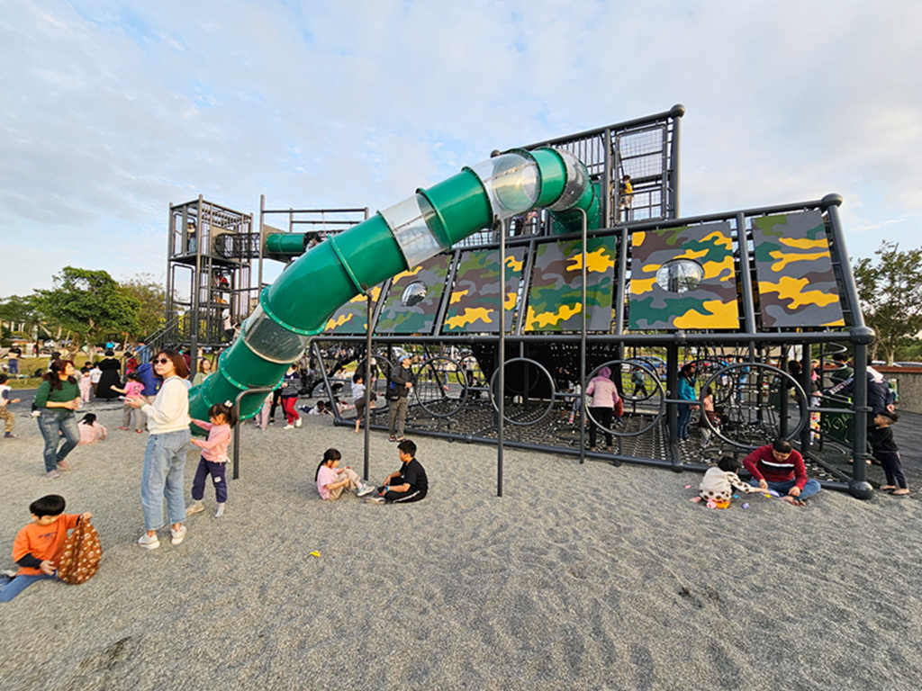 【新竹特色公園】戰車造型冒險塔~公五特色公園|體能挑戰 × 滑步車道 × 盪鞦韆|湖口親子放電新基地| - 第20張圖