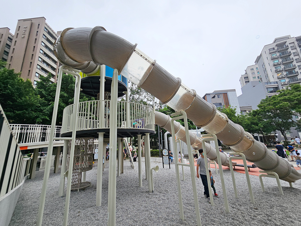 【新竹特色公園】音符遊戲場~竹北高鐵公兒十一公園|透明雙水管溜滑梯|攀爬挑戰區|沙坑&休息區 - 第21張圖