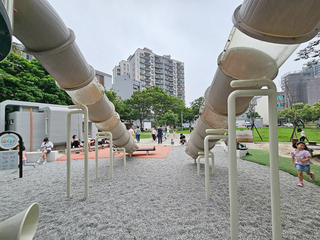 【新竹特色公園】音符遊戲場~竹北高鐵公兒十一公園|透明雙水管溜滑梯|攀爬挑戰區|沙坑&休息區 - 第22張圖