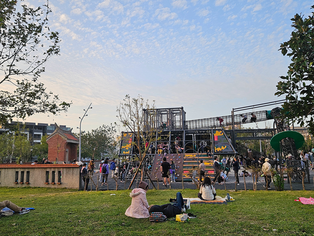 【新竹特色公園】戰車造型冒險塔~公五特色公園|體能挑戰 × 滑步車道 × 盪鞦韆|湖口親子放電新基地| - 第23張圖
