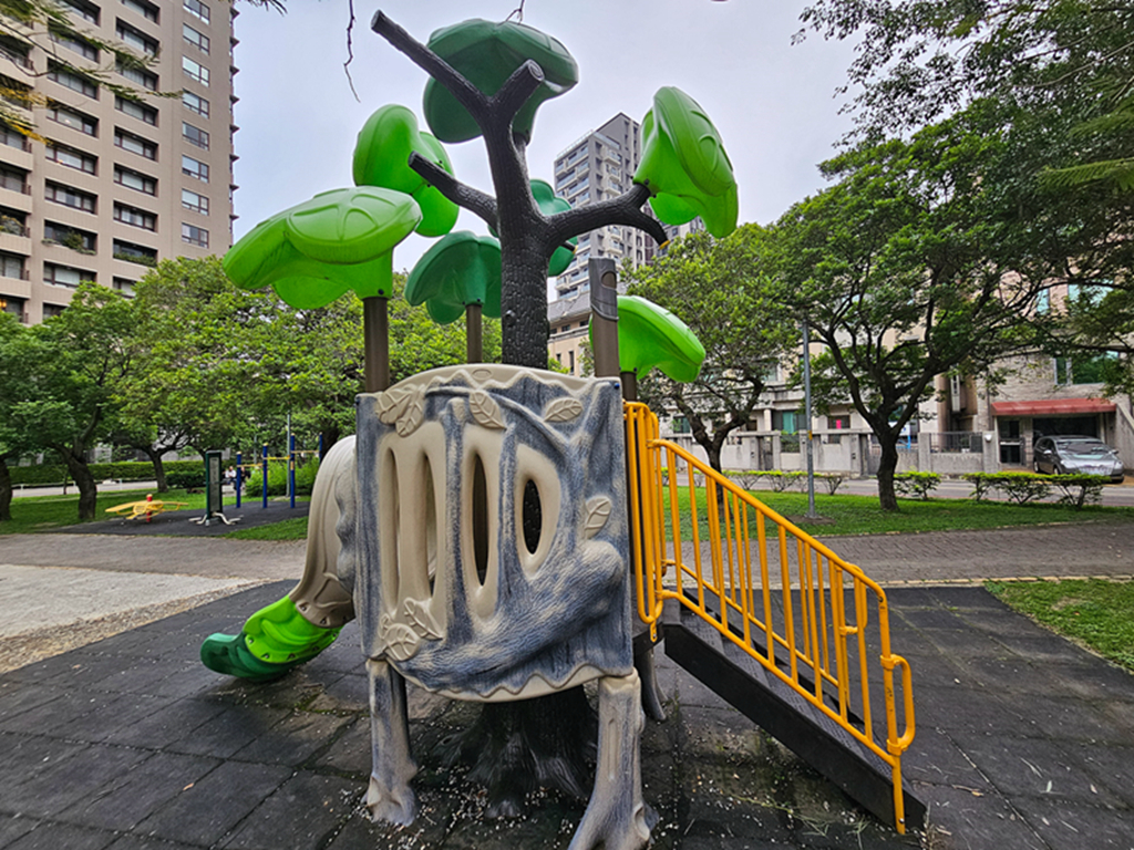 【新竹特色公園】黃色水管溜滑梯~竹北兒一公園|繩索攀爬網2.0|樹屋造型溜滑梯|體健區+溜冰場 - 第2張圖