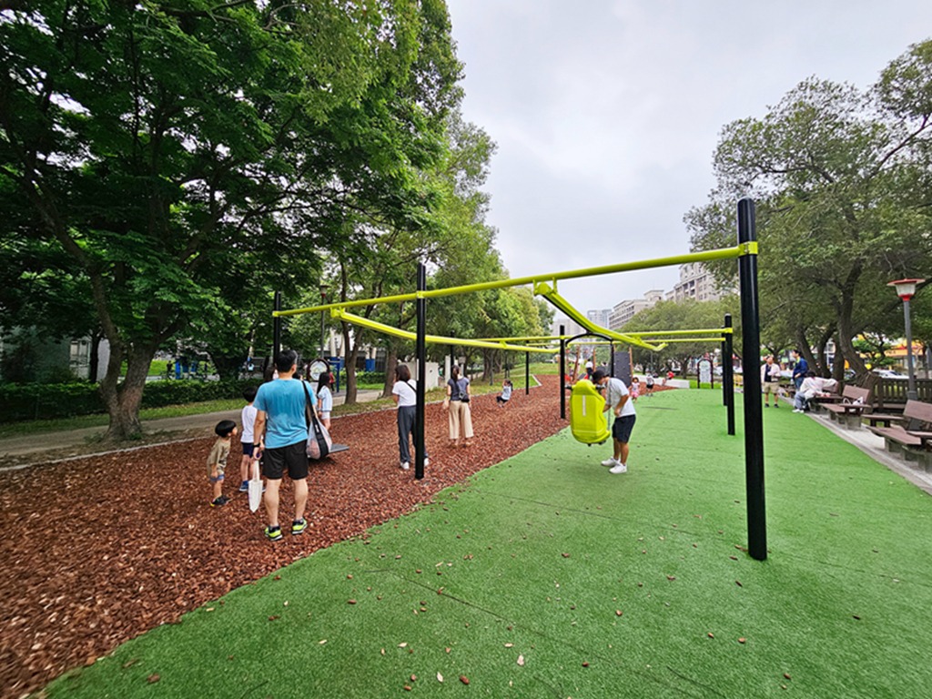 【新竹特色公園】藤蔓冒險遊戲場~竹北高鐵公二公園|雙層滑軌|攀爬吊環+攀爬網+垂直繩梯 - 第2張圖