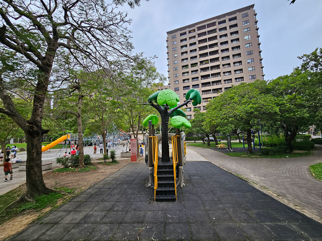 【新竹特色公園】黃色水管溜滑梯~竹北兒一公園|繩索攀爬網2.0|樹屋造型溜滑梯|體健區+溜冰場 - 第3張圖
