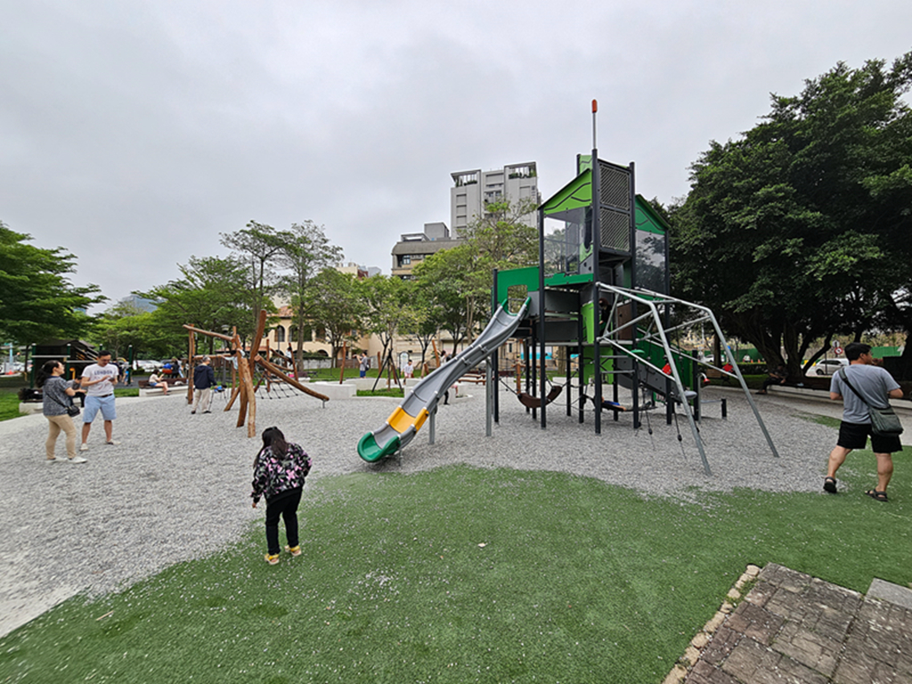 【新竹特色公園】傑克小路遊戲場~竹北高鐵兒九公園|魔豆高塔|原木攀爬架區|幼童遊戲區&體健設施 - 第3張圖