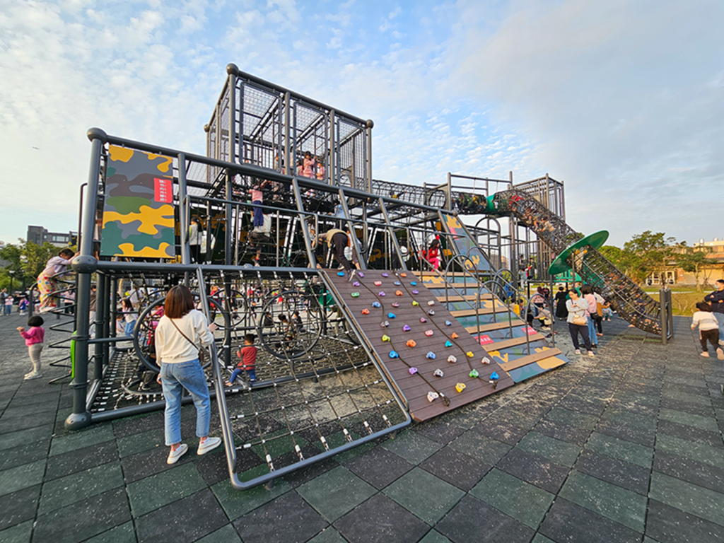 【新竹特色公園】戰車造型冒險塔~公五特色公園|體能挑戰 × 滑步車道 × 盪鞦韆|湖口親子放電新基地| - 第3張圖