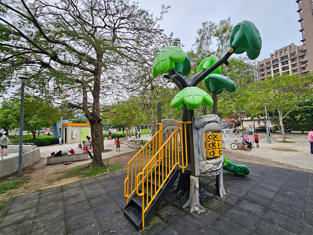 【新竹特色公園】黃色水管溜滑梯~竹北兒一公園|繩索攀爬網2.0|樹屋造型溜滑梯|體健區+溜冰場 - 第4張圖