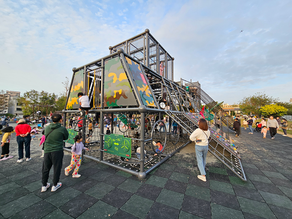 【新竹特色公園】戰車造型冒險塔~公五特色公園|體能挑戰 × 滑步車道 × 盪鞦韆|湖口親子放電新基地| - 第4張圖