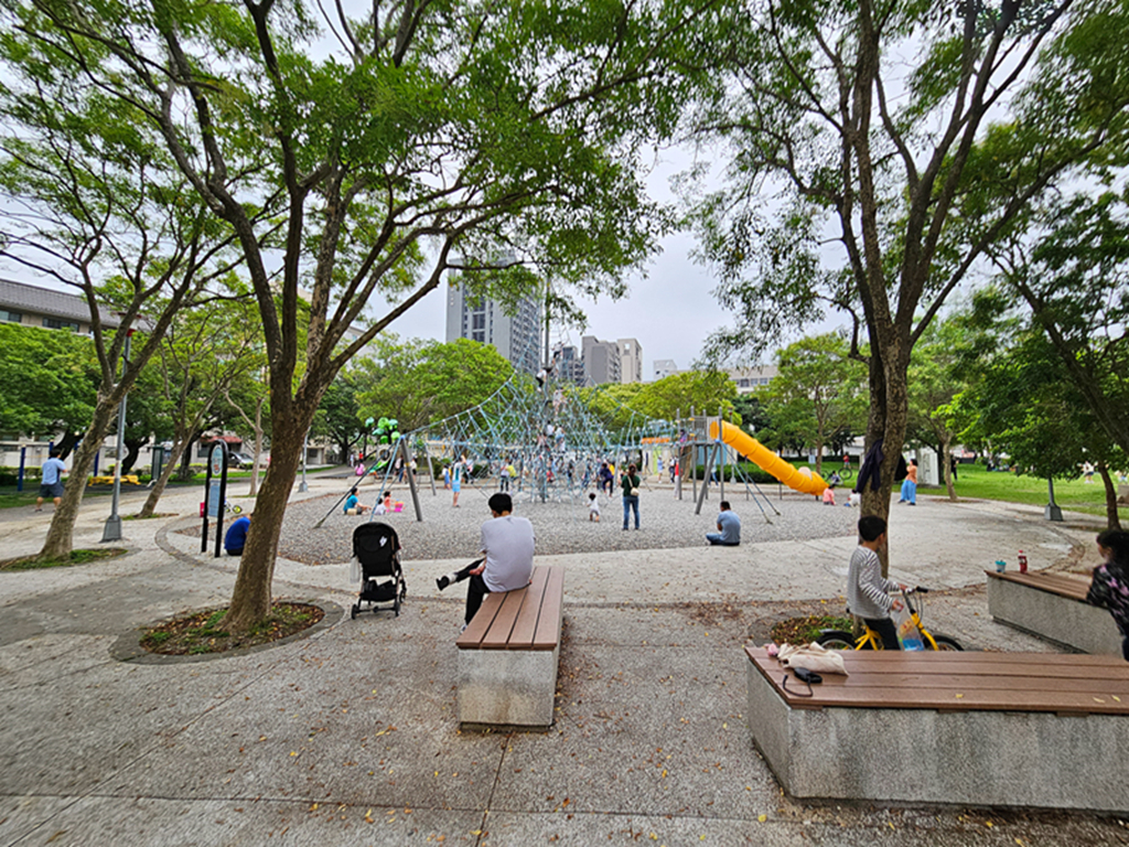 【新竹特色公園】黃色水管溜滑梯~竹北兒一公園|繩索攀爬網2.0|樹屋造型溜滑梯|體健區+溜冰場 - 第5張圖
