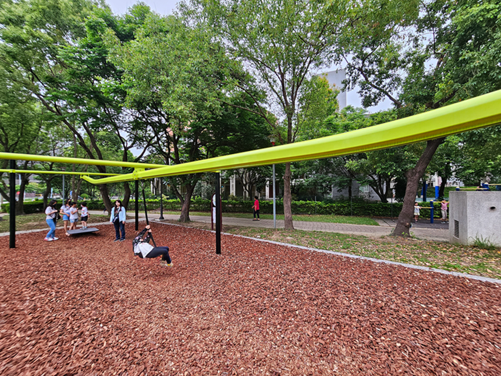 【新竹特色公園】藤蔓冒險遊戲場~竹北高鐵公二公園|雙層滑軌|攀爬吊環+攀爬網+垂直繩梯 - 第5張圖