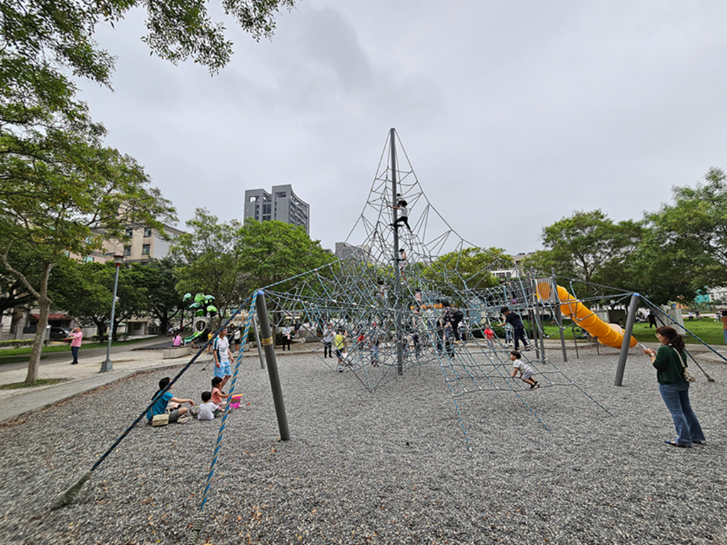 【新竹特色公園】黃色水管溜滑梯~竹北兒一公園|繩索攀爬網2.0|樹屋造型溜滑梯|體健區+溜冰場 - 第6張圖