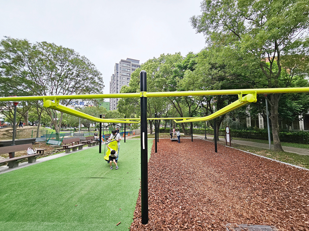 【新竹特色公園】藤蔓冒險遊戲場~竹北高鐵公二公園|雙層滑軌|攀爬吊環+攀爬網+垂直繩梯 - 第6張圖