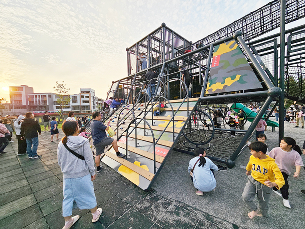 【新竹特色公園】戰車造型冒險塔~公五特色公園|體能挑戰 × 滑步車道 × 盪鞦韆|湖口親子放電新基地| - 第6張圖