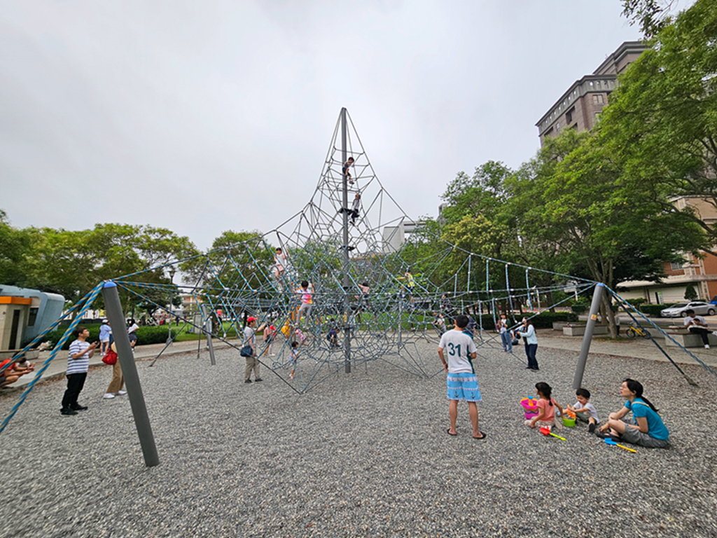 【新竹特色公園】黃色水管溜滑梯~竹北兒一公園|繩索攀爬網2.0|樹屋造型溜滑梯|體健區+溜冰場 - 第7張圖