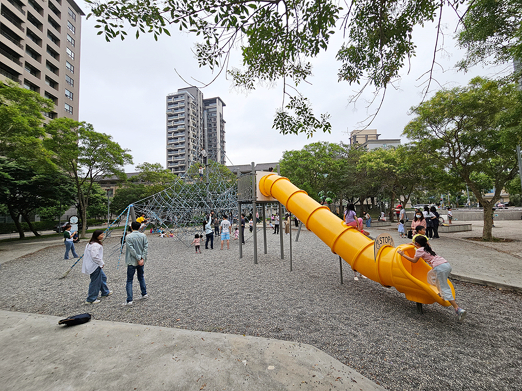 【新竹特色公園】黃色水管溜滑梯~竹北兒一公園|繩索攀爬網2.0|樹屋造型溜滑梯|體健區+溜冰場 - 第8張圖