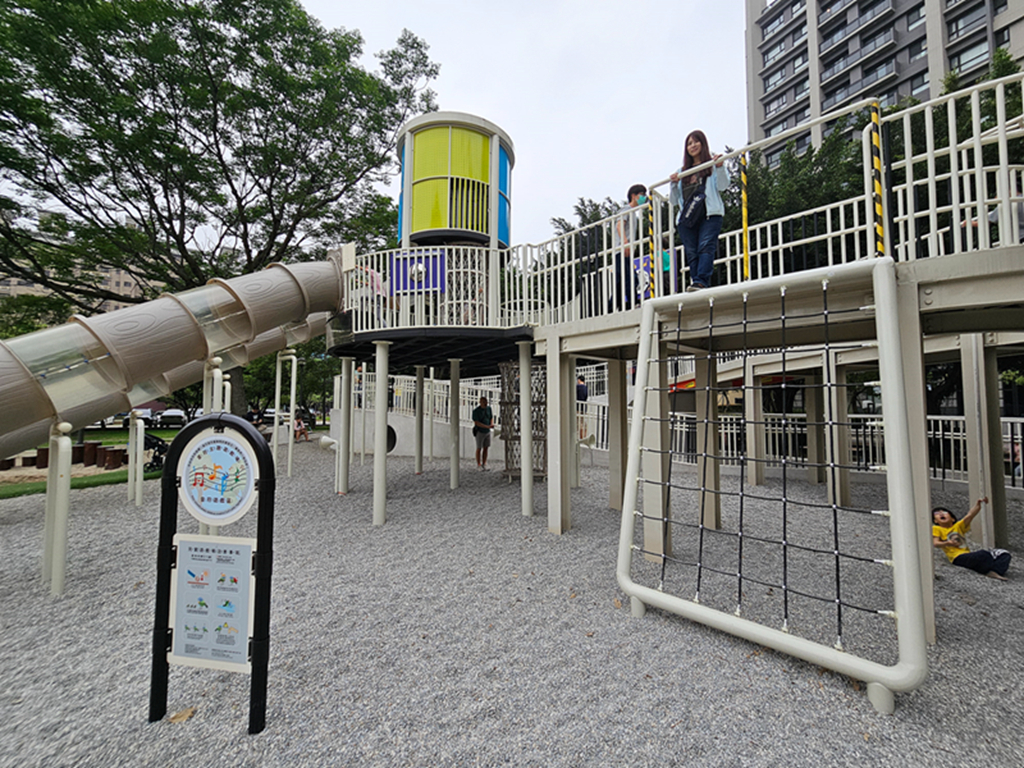 【新竹特色公園】音符遊戲場~竹北高鐵公兒十一公園|透明雙水管溜滑梯|攀爬挑戰區|沙坑&休息區 - 第8張圖