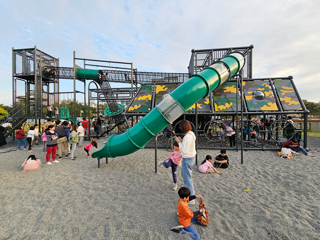 【新竹特色公園】戰車造型冒險塔~公五特色公園|體能挑戰 × 滑步車道 × 盪鞦韆|湖口親子放電新基地| - 第8張圖