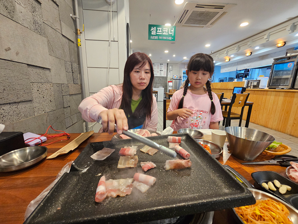 【韓國釜山美食】平價烤肉天堂~39 대패│生菜補好補滿│小菜吃到飽│舒服、乾淨、火力全開的烤肉戰場 - 第9張圖