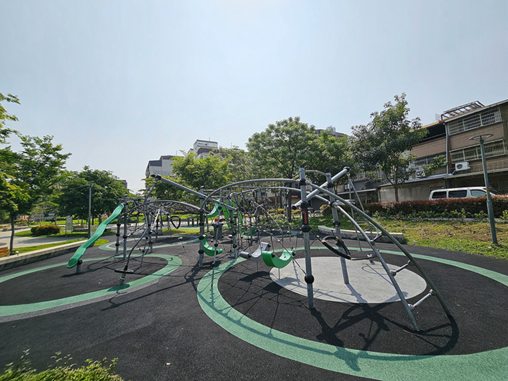 【台中特色公園】多功能攀爬架區~大里大元公園|垂直旋轉設備|攀爬式裝置|臺中美樂地 - 第11張圖