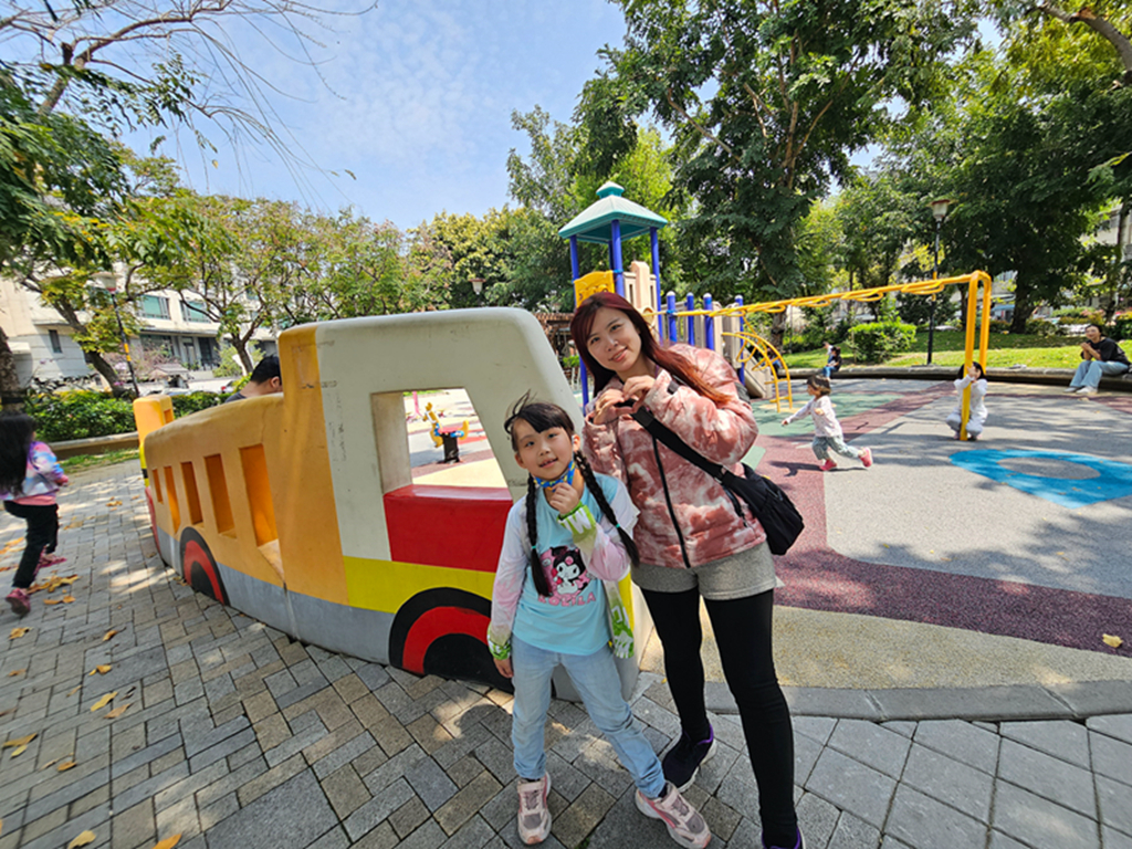 【台中特色公園】挖土機、工程車座椅~大里大明兒童公園|組合遊戲組|季節限定阿勃勒|臺中美樂地 - 第11張圖